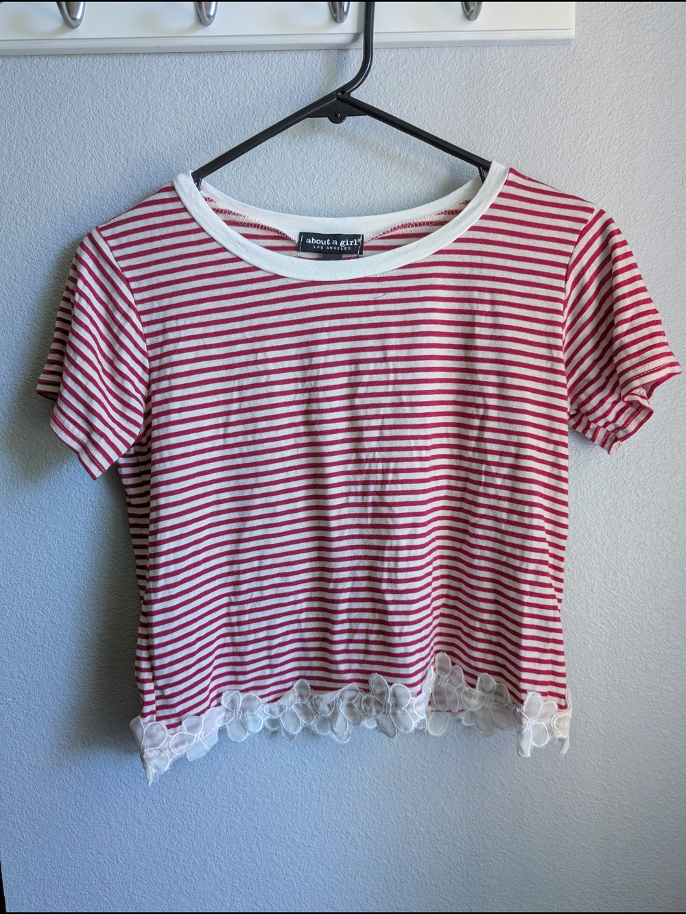 About A Girl Women's Red & White Striped Floral Trim Cropped Tee Vintage Unique